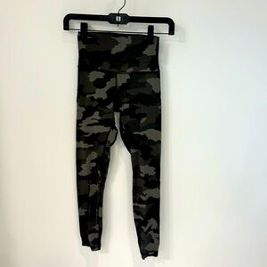 Align high rise 25' size 2 camouflage yoga pants